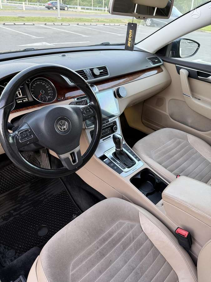 Volkswagen Passat 2011 — photo 11