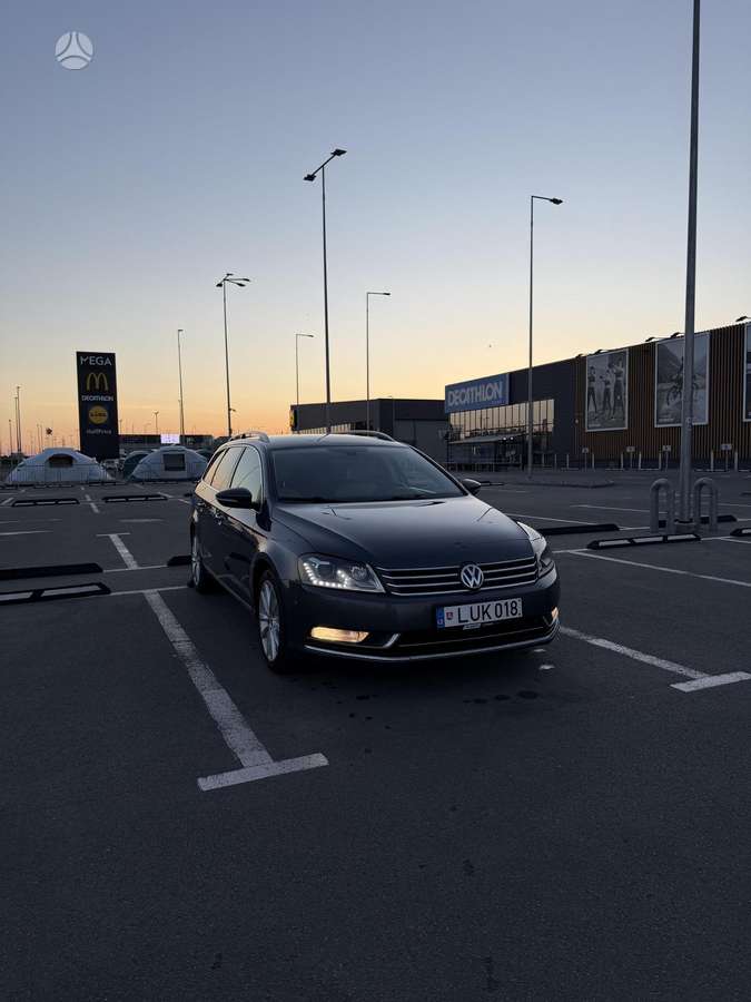 Volkswagen Passat 2011 — rear view