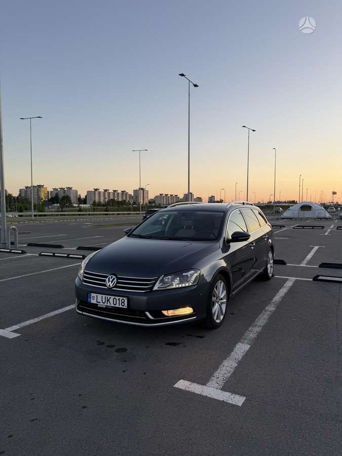 Volkswagen Passat 2011 — interior