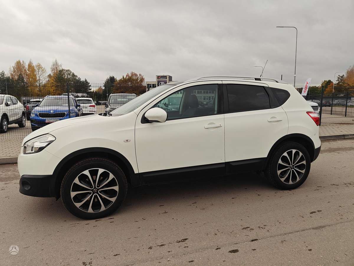 Nissan Qashqai 2011 — rear view