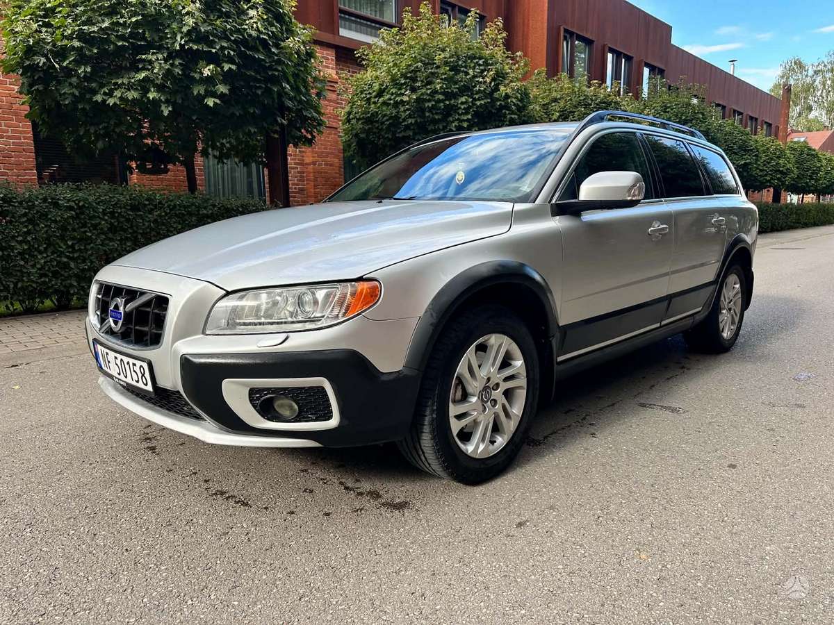 Volvo XC70 2010 — rear view