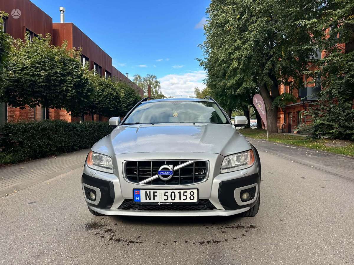 Volvo XC70 2010 — interior