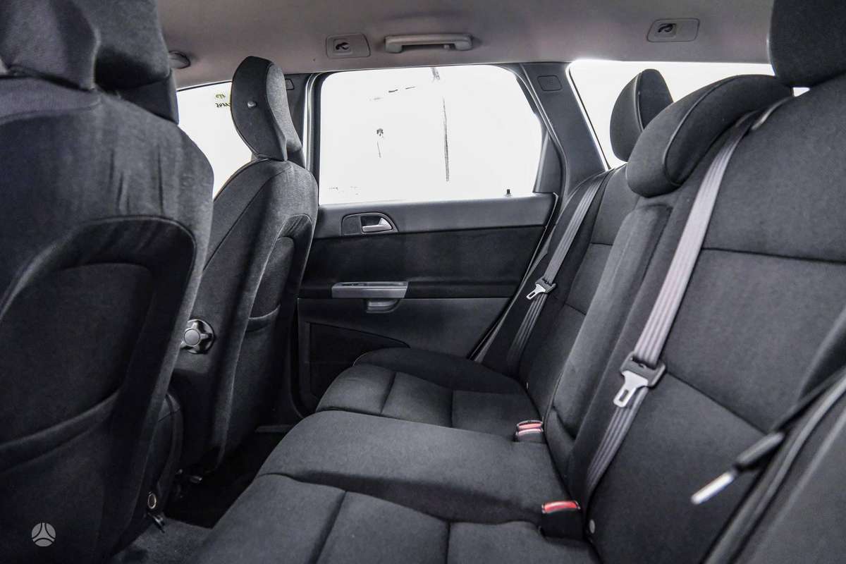 Volvo V50 2010 — photo 10
