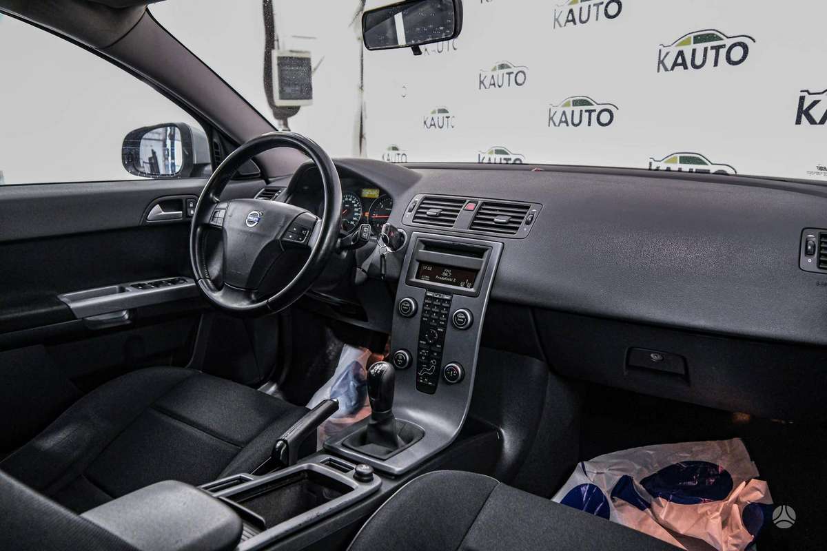 Volvo V50 2010 — photo 11