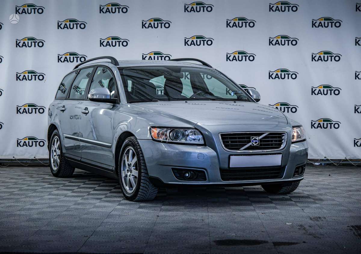 Volvo V50 2010 — rear view