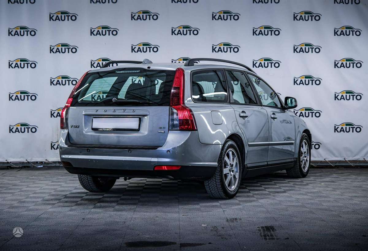 Volvo V50 2010 — interior