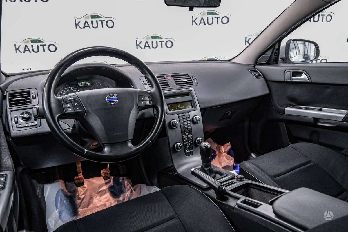 Volvo V50 2010 — photo 7