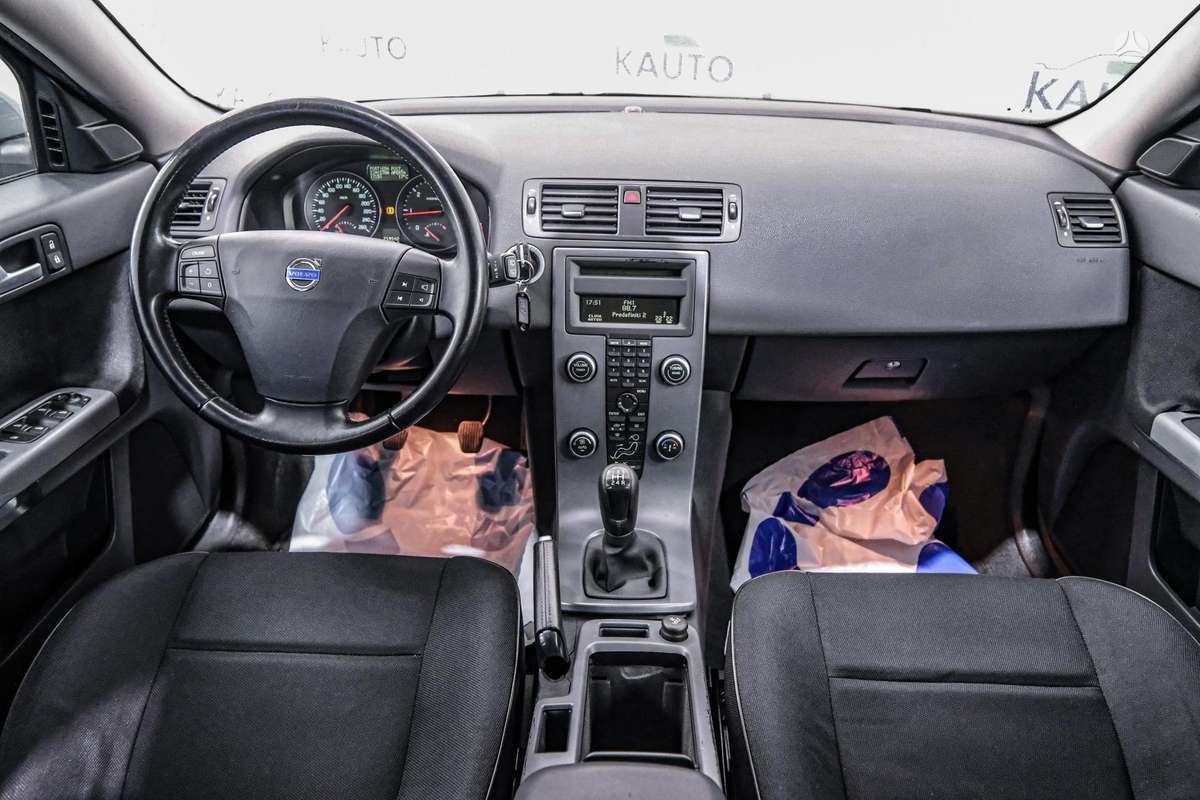 Volvo V50 2010 — photo 8