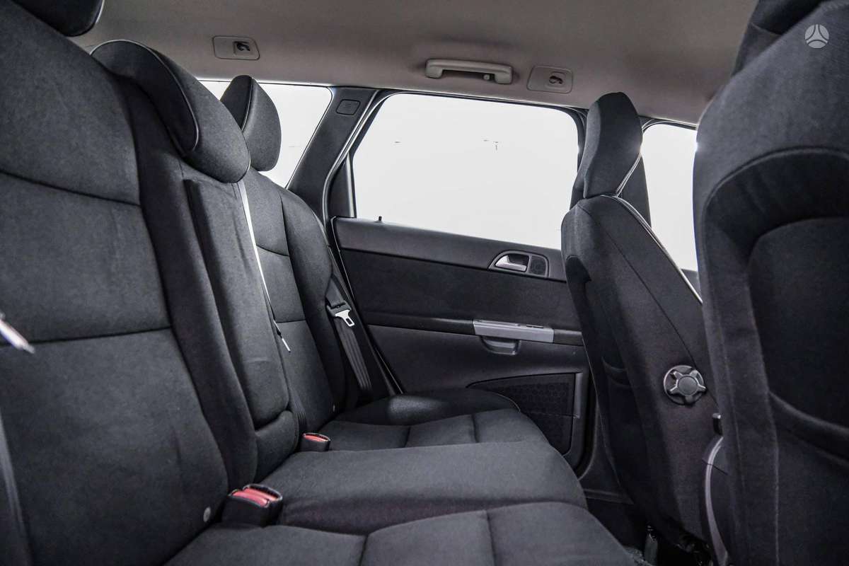Volvo V50 2010 — photo 9