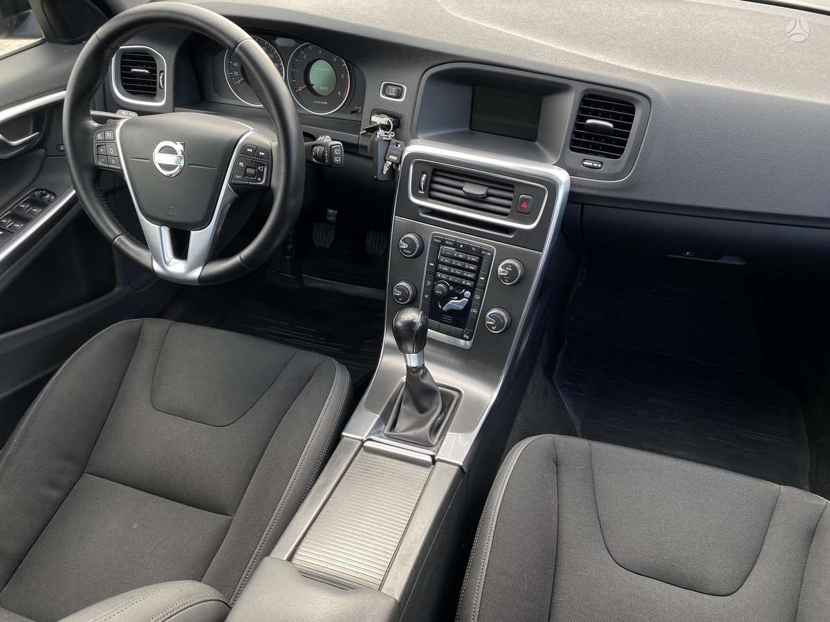 Volvo V60 2011 — photo 11