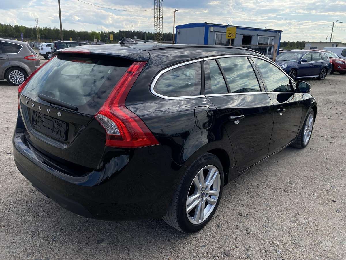 Volvo V60 2011 — interior