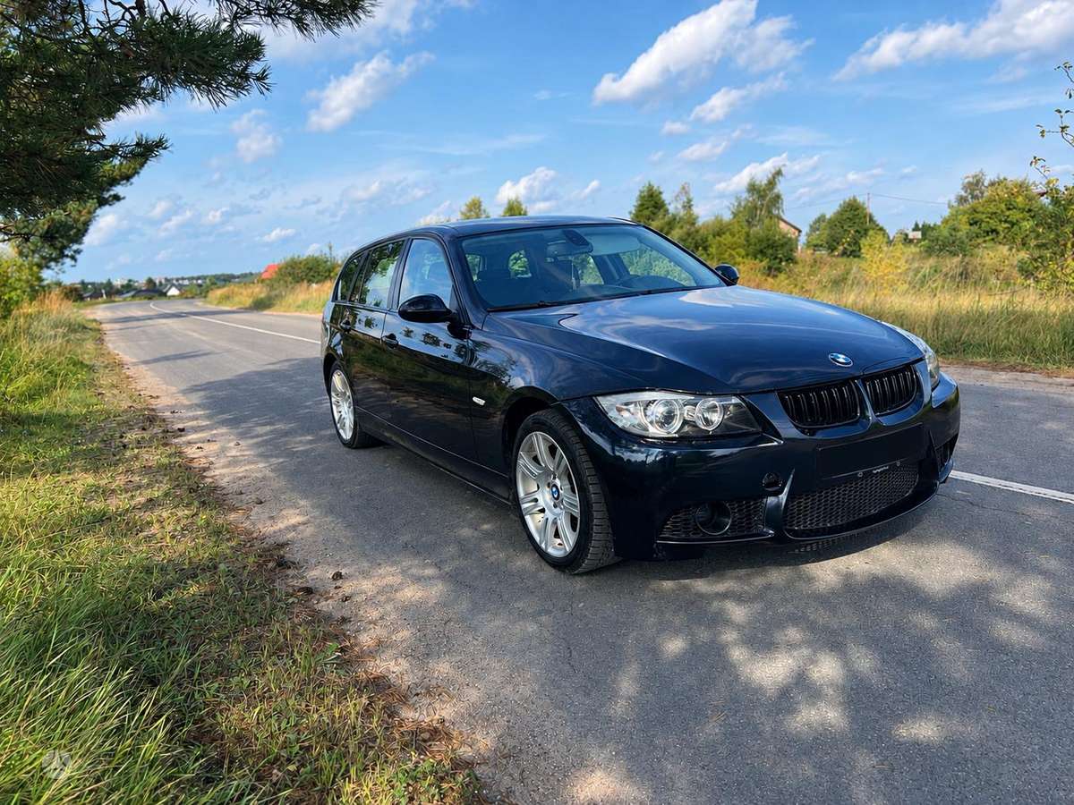BMW 320 2008 — салон