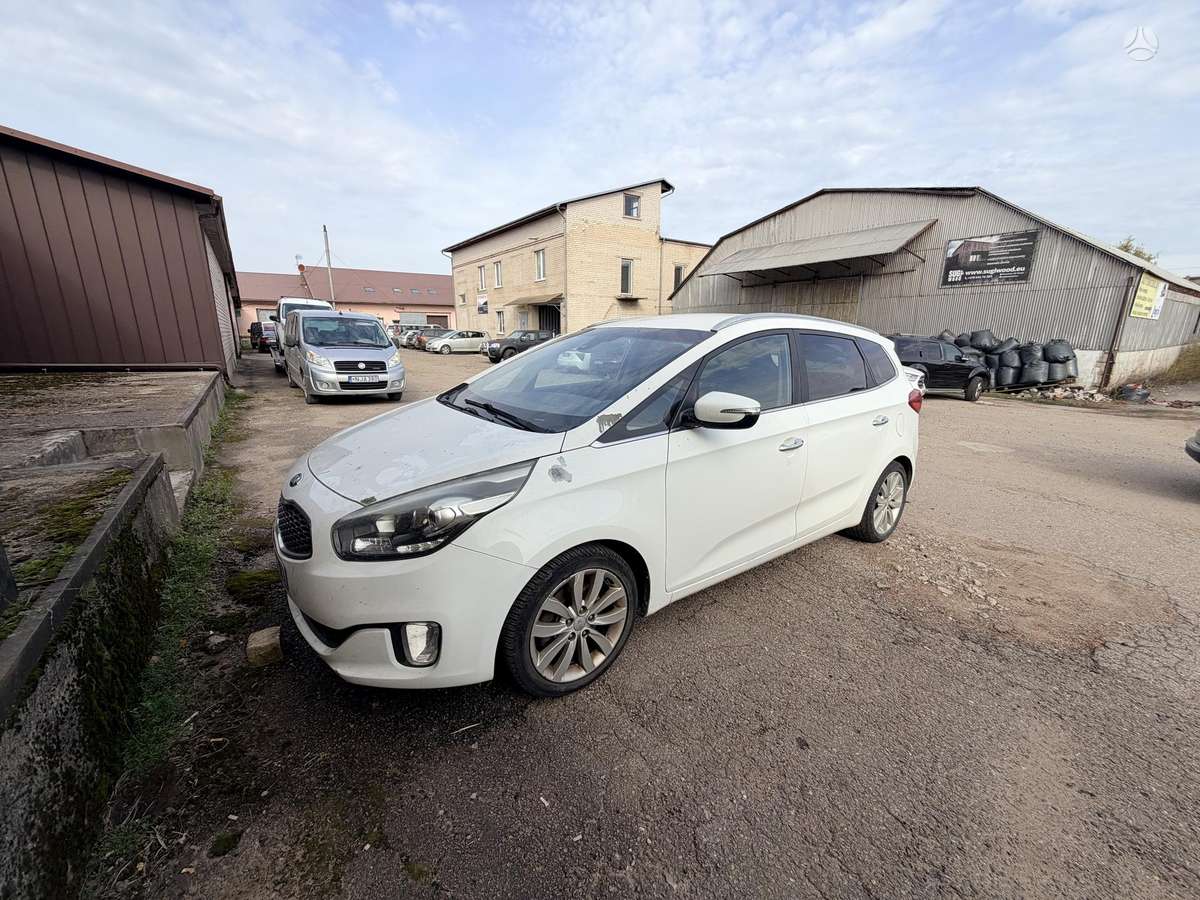 Kia Carens 2015 — вигляд ззаду