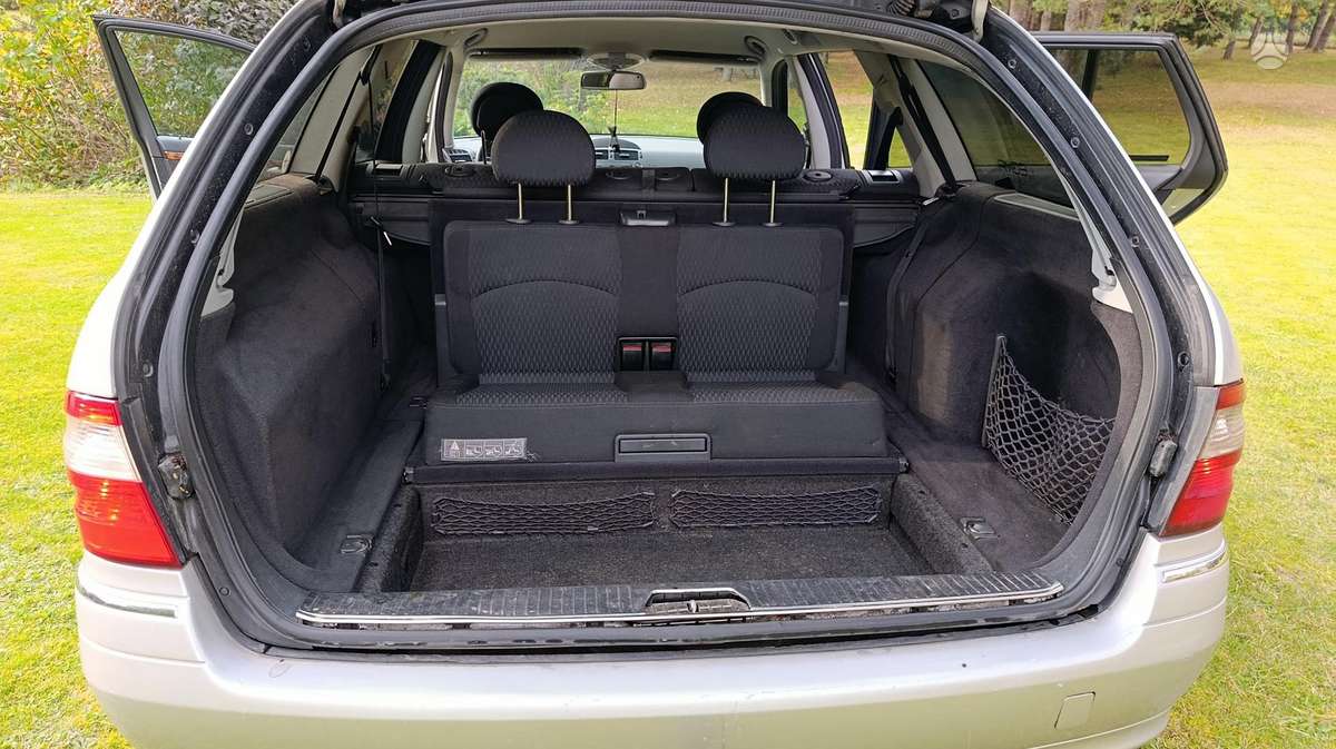 Mercedes-Benz E320 2004 — photo 11