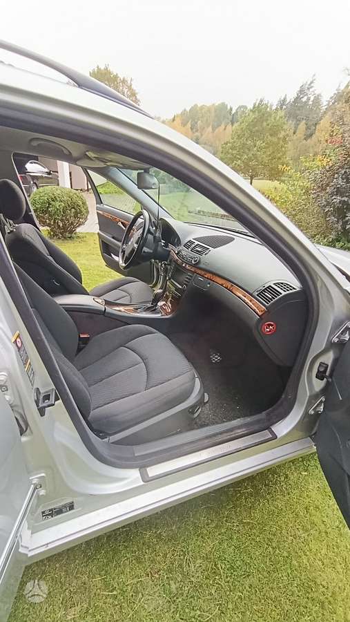 Mercedes-Benz E320 2004 — photo 16
