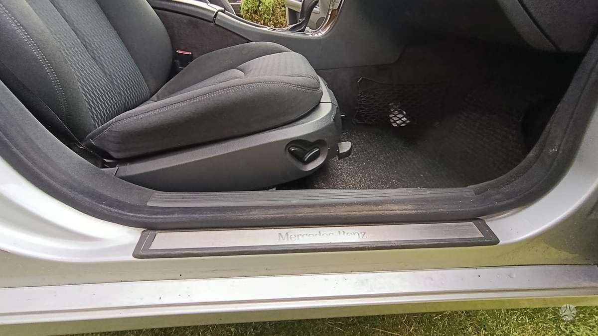 Mercedes-Benz E320 2004 — photo 17