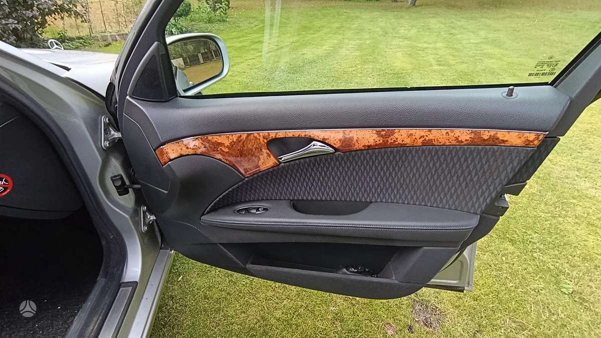 Mercedes-Benz E320 2004 — photo 18