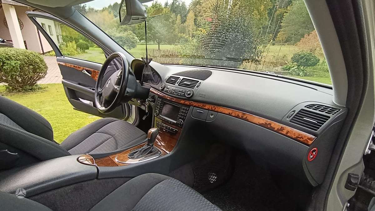 Mercedes-Benz E320 2004 — photo 19