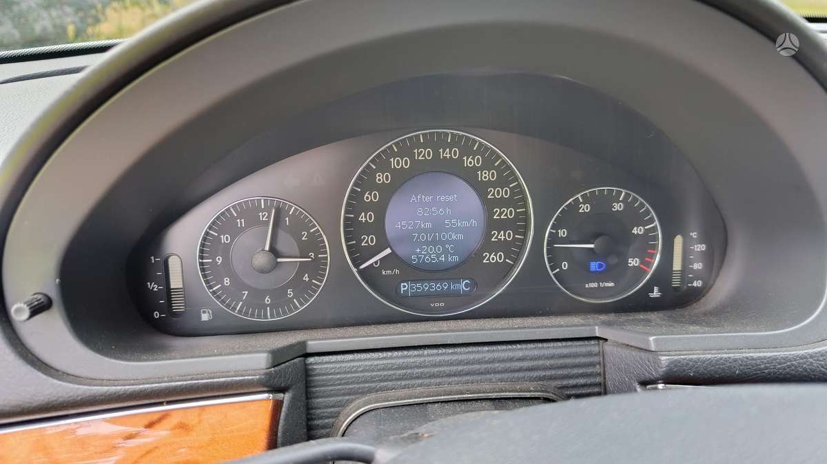 Mercedes-Benz E320 2004 — photo 21