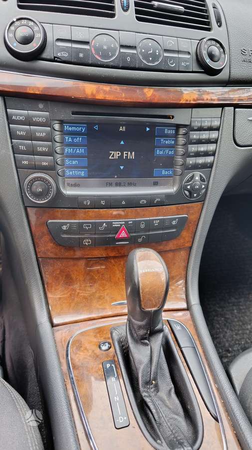 Mercedes-Benz E320 2004 — photo 22