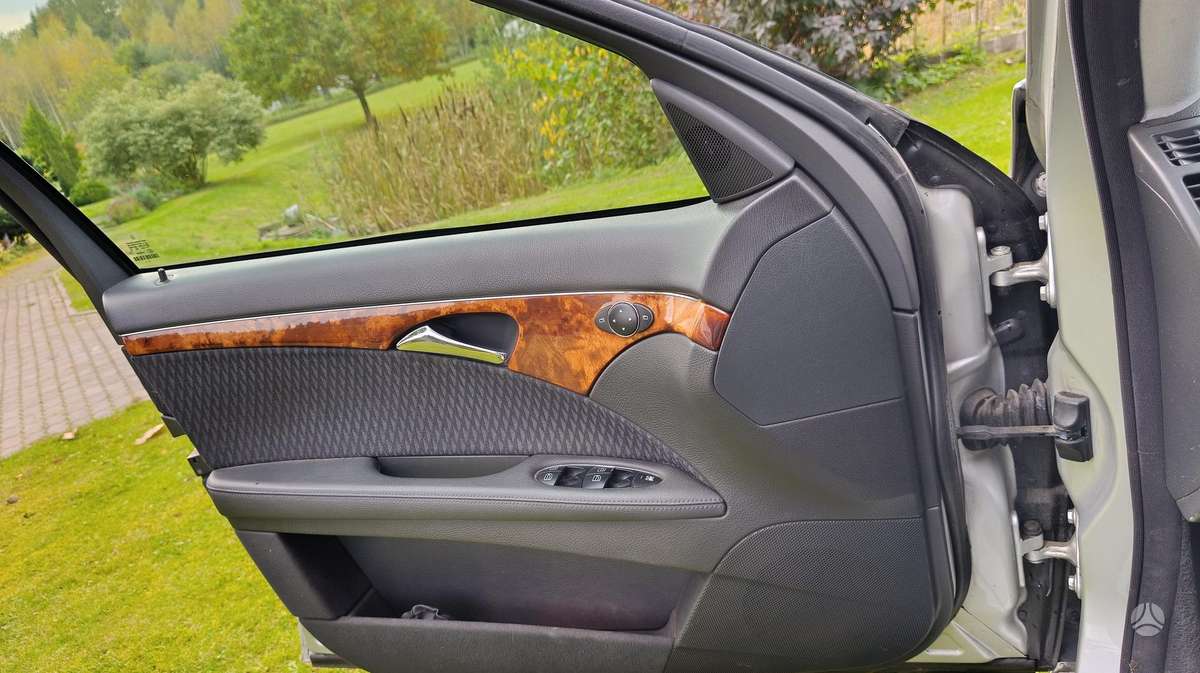 Mercedes-Benz E320 2004 — photo 23