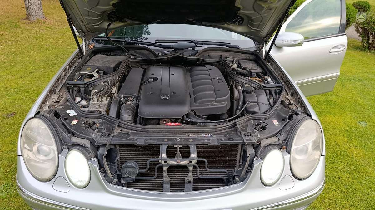 Mercedes-Benz E320 2004 — photo 24