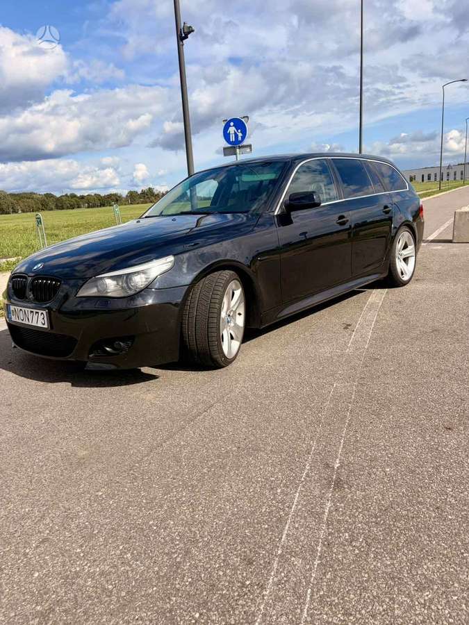 BMW 525 2009 — interior