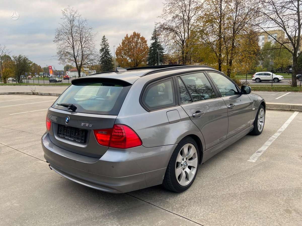 BMW 320 2010 — rear view
