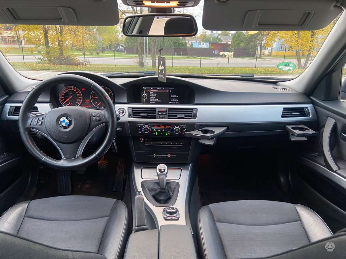 BMW 320 2010 — photo 8