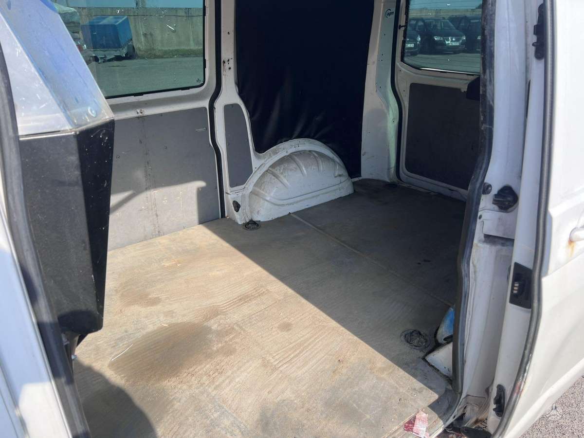 Volkswagen Transporter 2012 — photo 12
