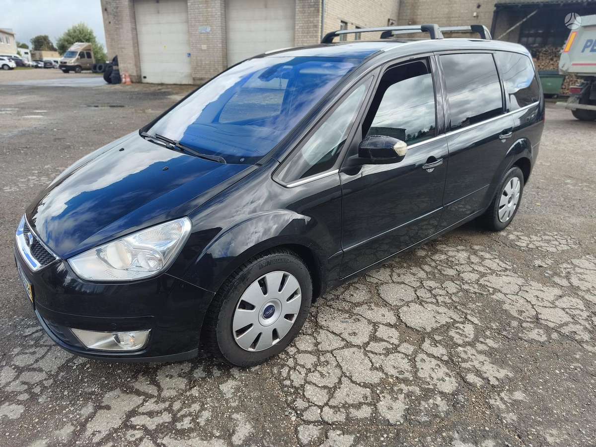 Ford Galaxy 2010 — rear view