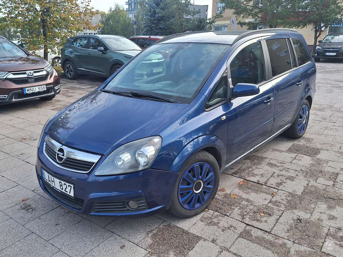 Opel Zafira 2006 — rear view