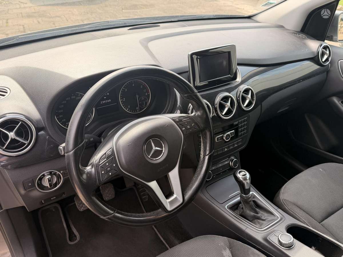 Mercedes-Benz B180 2012 — photo 10