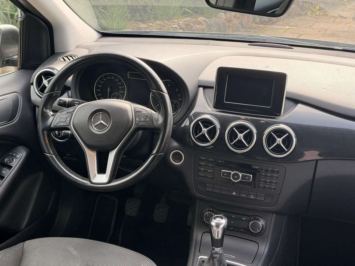 Mercedes-Benz B180 2012 — photo 11