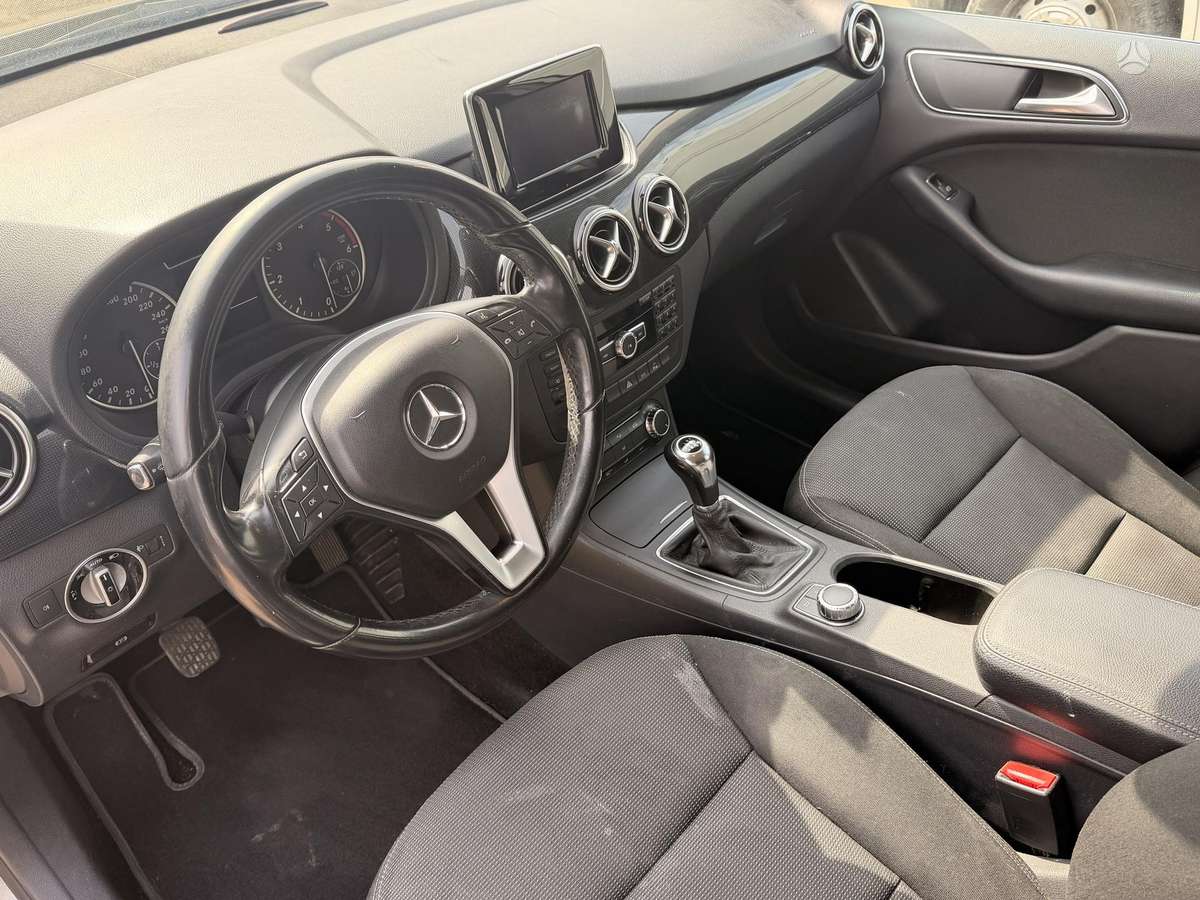 Mercedes-Benz B180 2012 — photo 12
