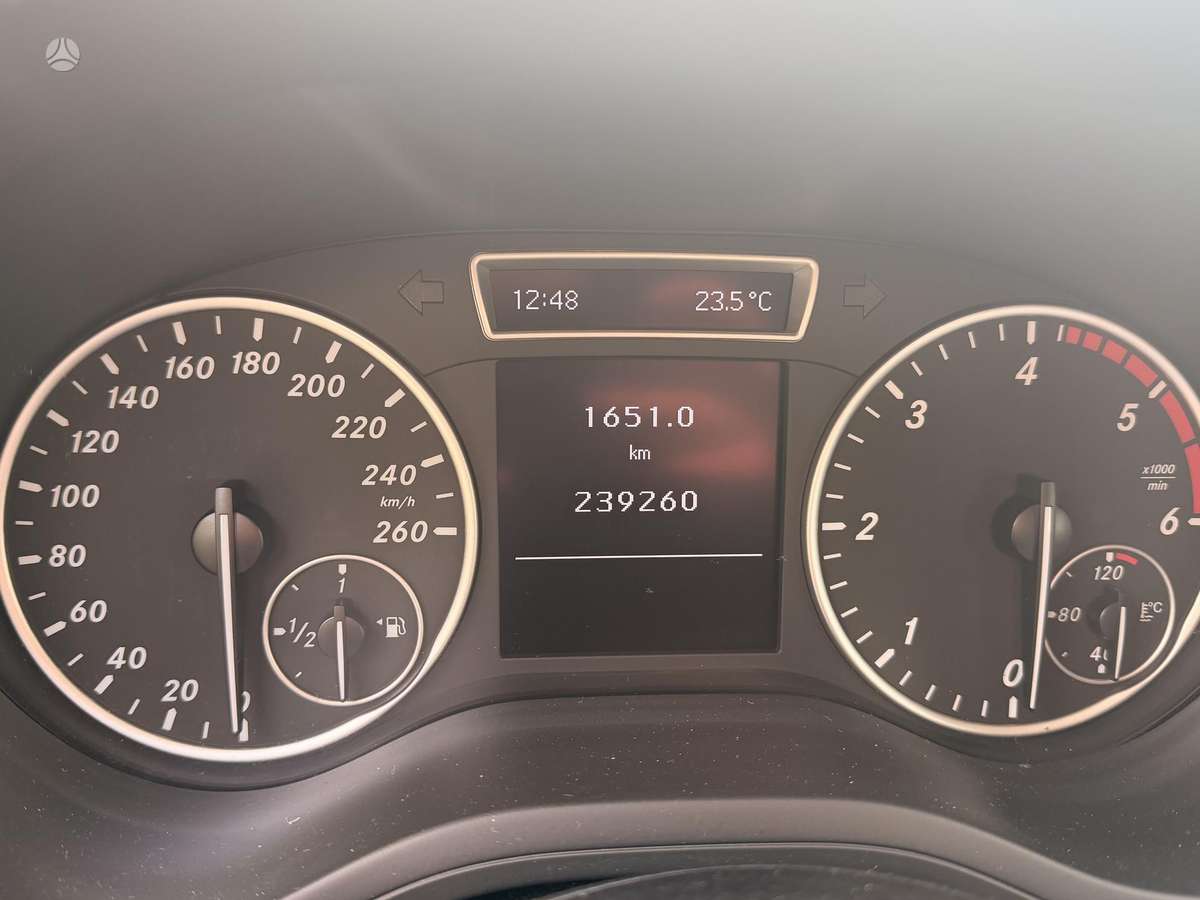 Mercedes-Benz B180 2012 — photo 15