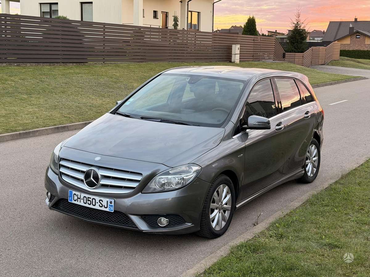 Mercedes-Benz B180 2012 — rear view