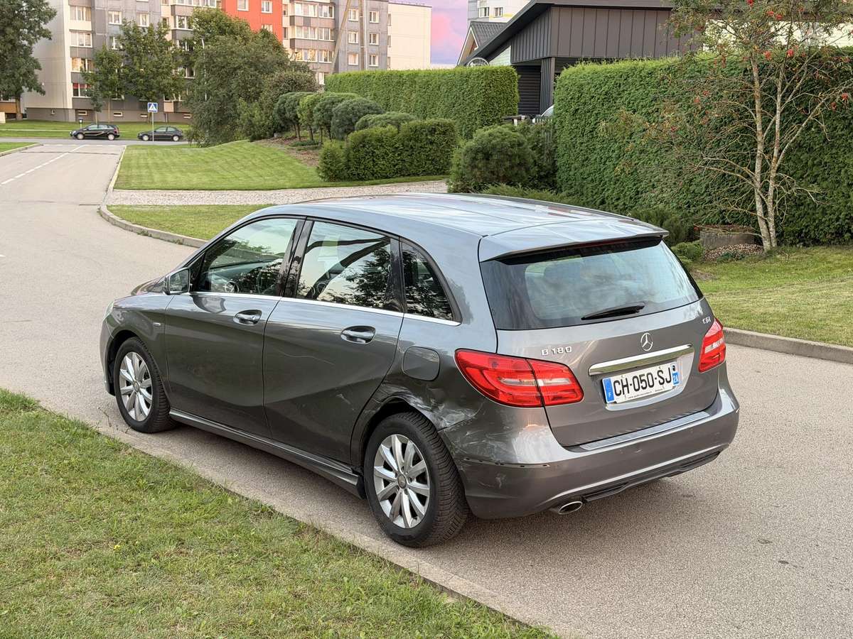 Mercedes-Benz B180 2012 — engine 1461 cm³, 109 HP (80kW)