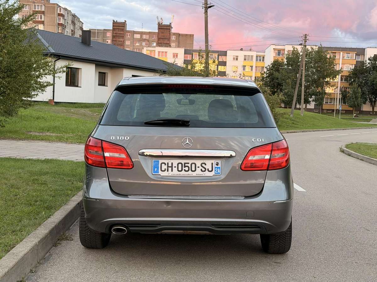 Mercedes-Benz B180 2012 — photo 5