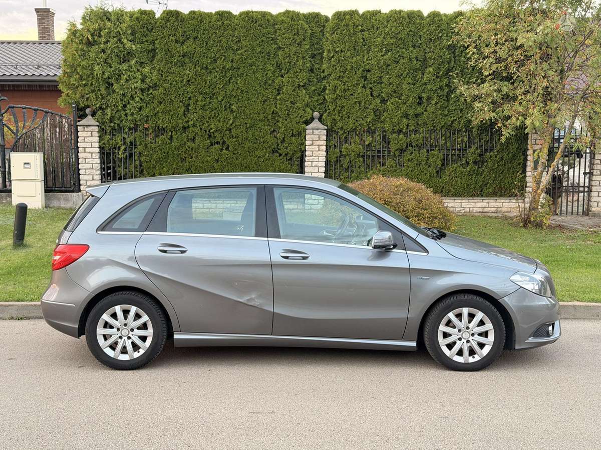 Mercedes-Benz B180 2012 — photo 7