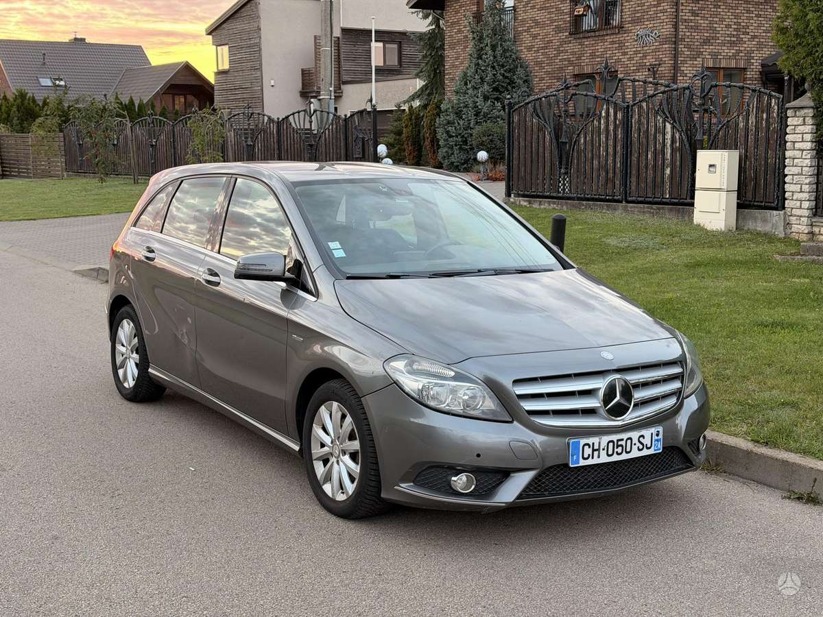 Mercedes-Benz B180 2012 — photo 8