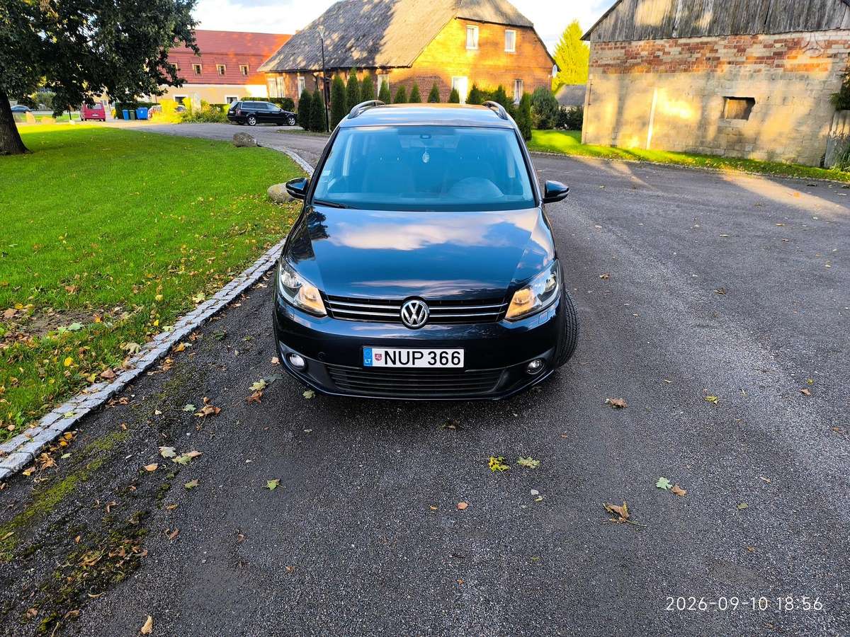 Volkswagen Touran 2011 — interior