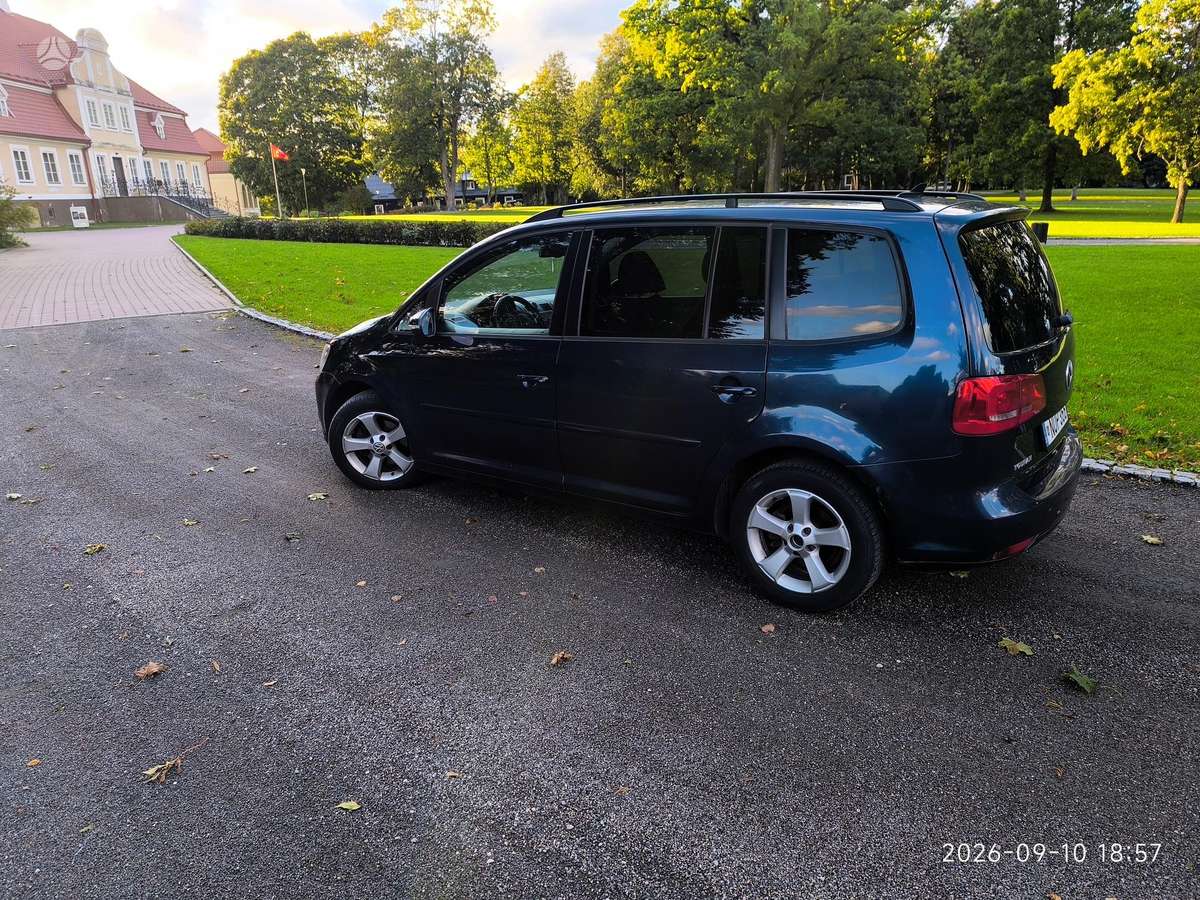Volkswagen Touran 2011 — engine 1598 cm³, 105 HP (77kW)