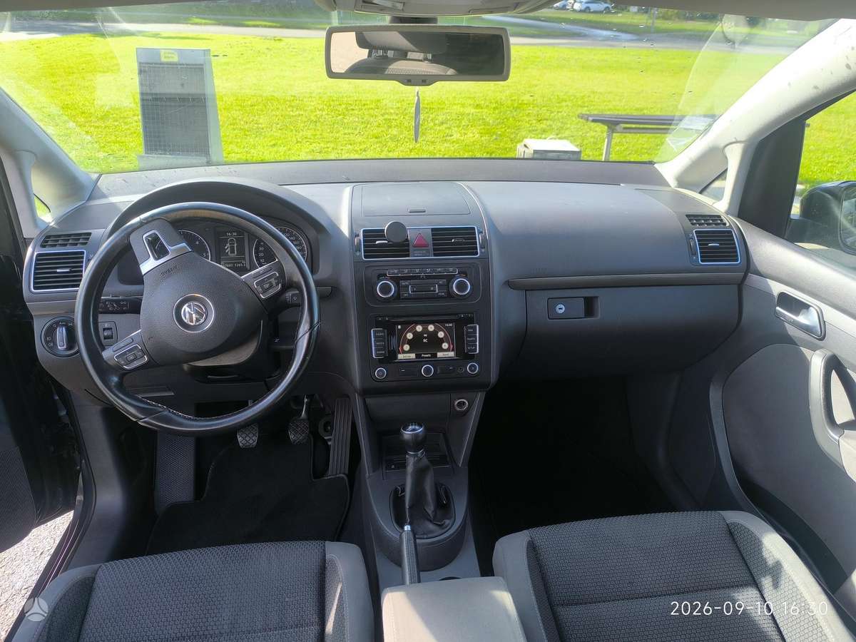 Volkswagen Touran 2011 — photo 9
