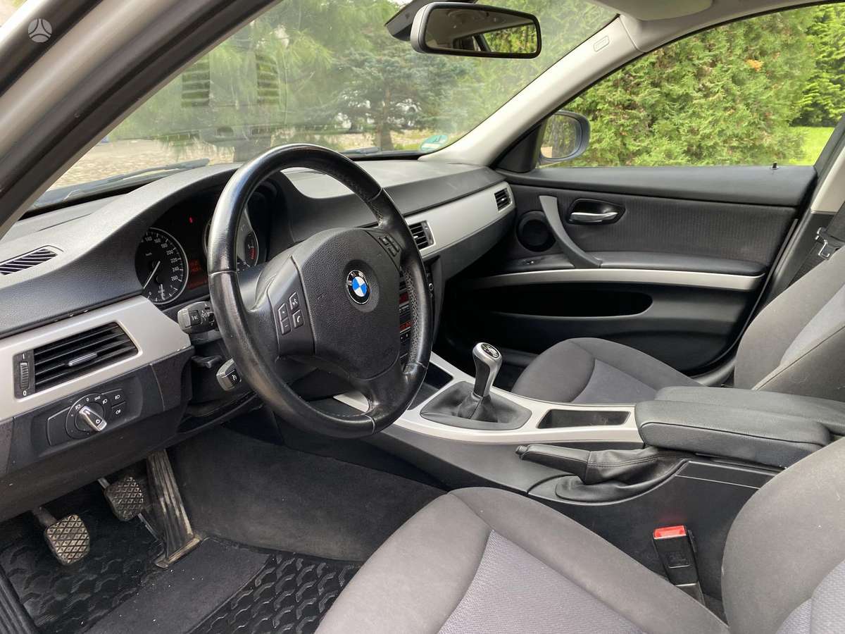 BMW 320 2010 — photo 10