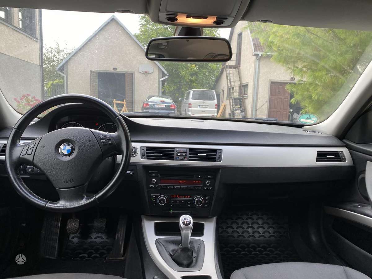 BMW 320 2010 — photo 11