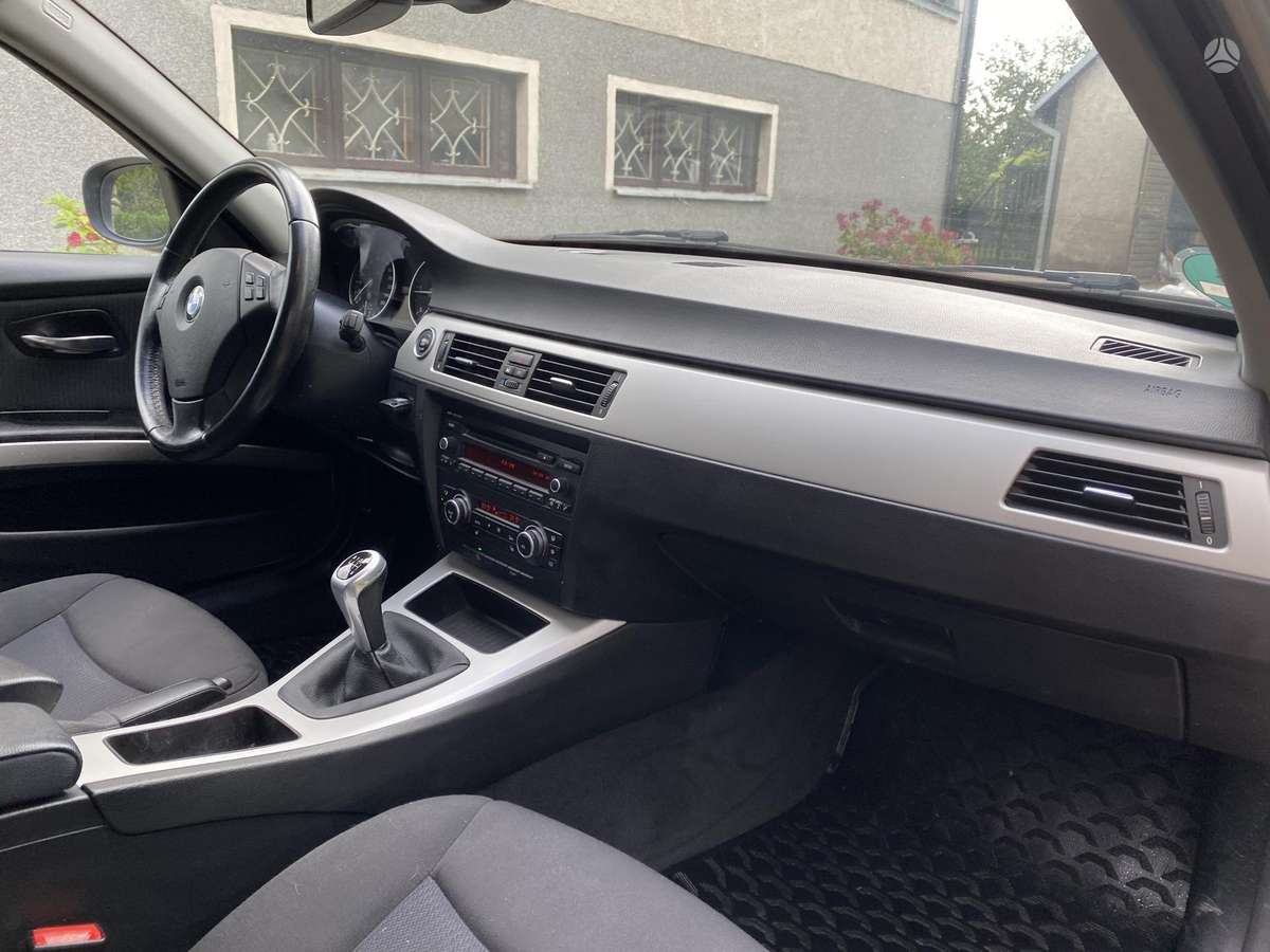 BMW 320 2010 — photo 12