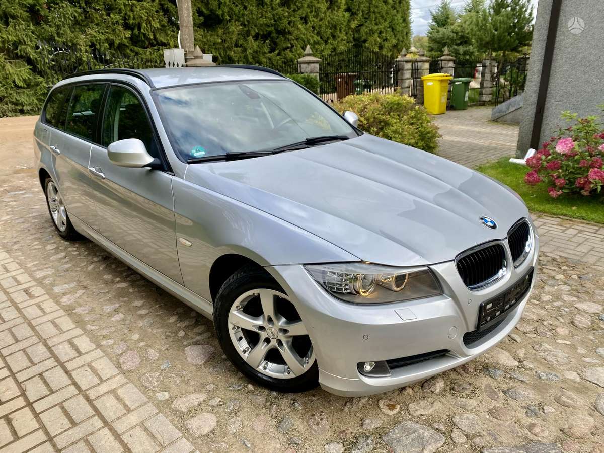 BMW 320 2010 — rear view
