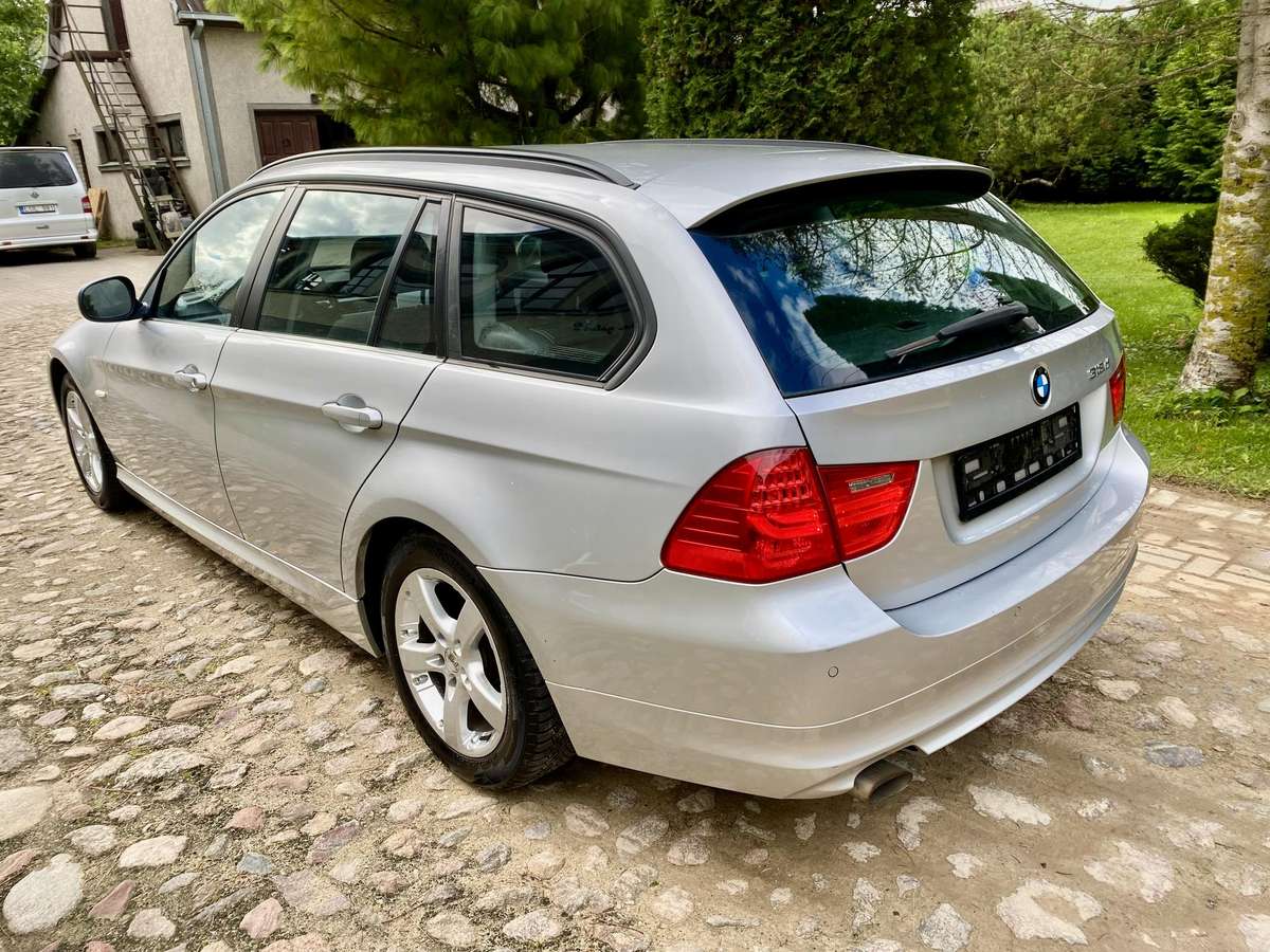 BMW 320 2010 — interior