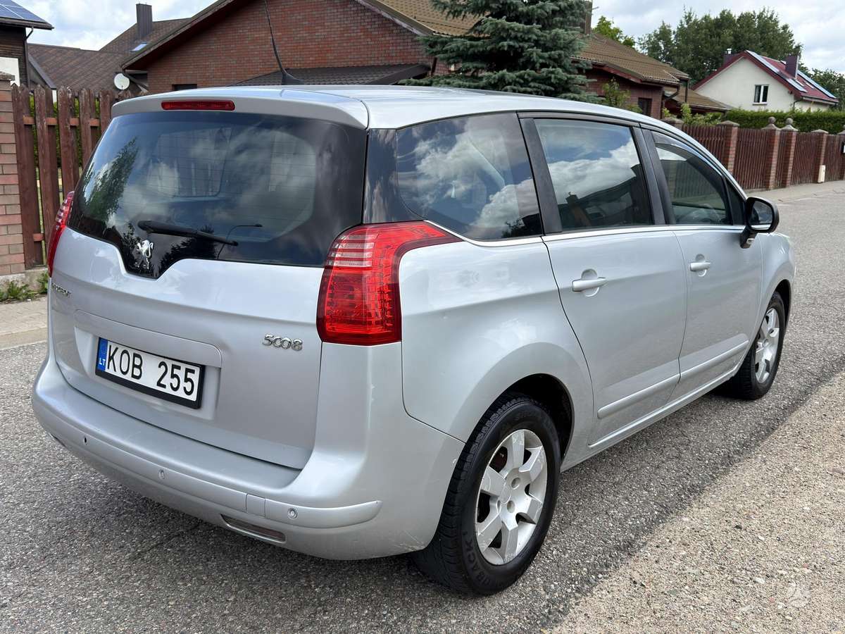 Peugeot 5008 2010 — interior